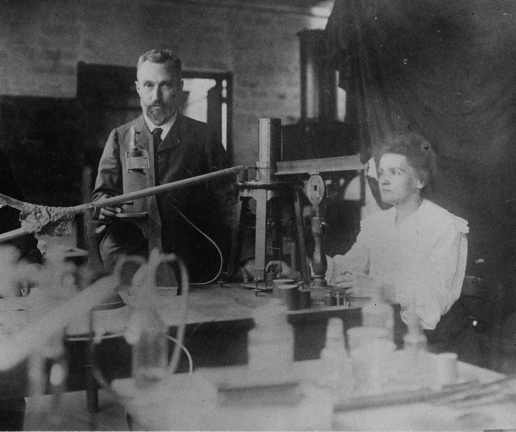 Pierre et Marie Curie dans leur laboratoire à l'EMPCI, vers 1898.