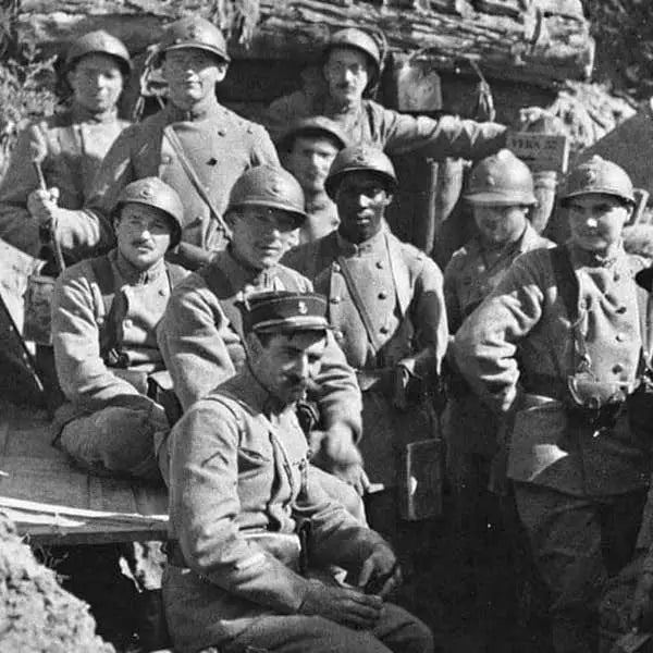 Les poilus de la première guerrre mondiale dans les tranchées