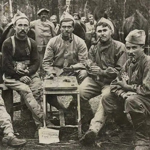 Les poilus de la première guerrre mondiale jouant aux cartes