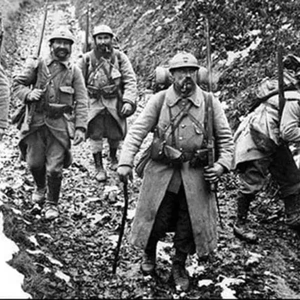 Les poilus de la première guerrre mondiale marchant dans une tranchée